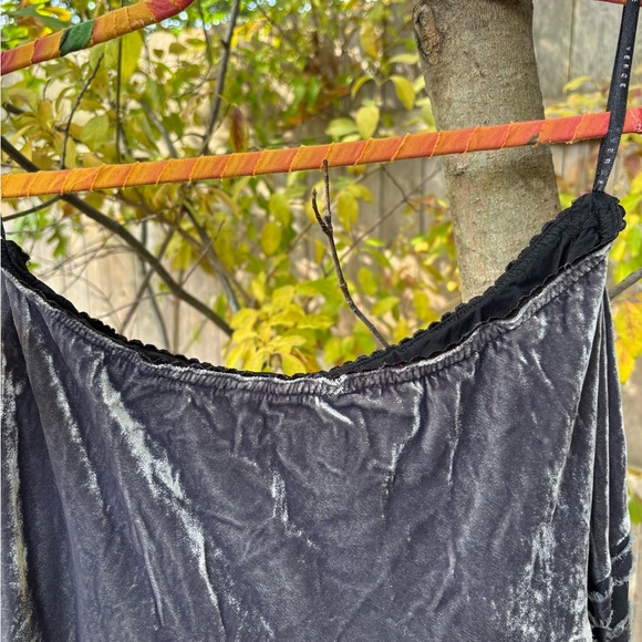 Erge Black Velvet Chemise - Picture 2 of 8